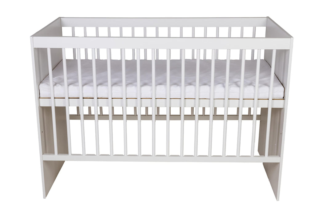 KMbaby Babybett TANY Weiß 120 x 60 cm mit Matratze - Baby Kinderbett Gitterbett mit Lattenrost 3 Stufen Höhenverstellbar - Lackiertes Kiefernholz