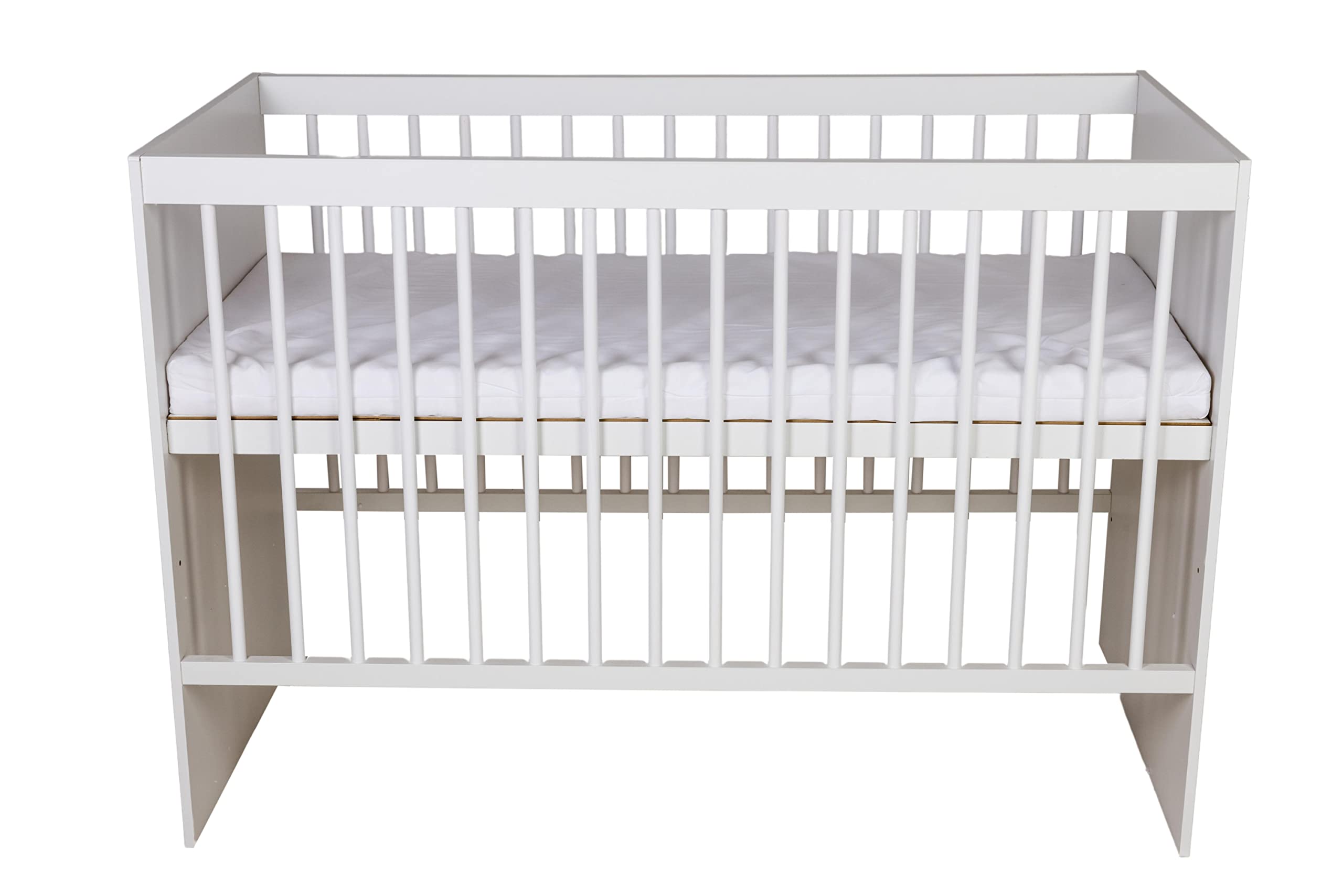 KMbaby Babybett TANY Weiß 120 x 60 cm mit Matratze - Baby Kinderbett Gitterbett mit Lattenrost 3 Stufen Höhenverstellbar - Lackiertes Kiefernholz