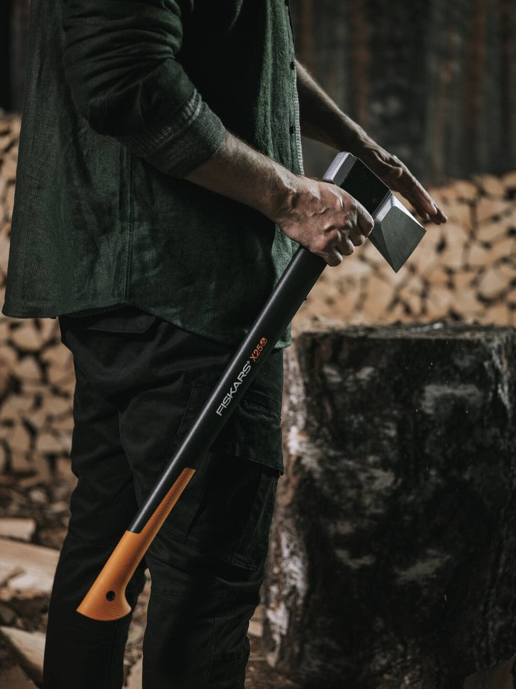 Fiskars Spaltaxt, Inklusive Klingen- und Transportschutz, Länge: 72 cm, Antihaftbeschichtet, Hochwertige Stahl-Klinge/Glasfaserverstärkter Kunststoff-Stiel, Schwarz/Orange, X25–XL, 2,4 kg, 1015643