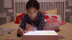 BONNYCO Light Box Rosa A4 mit 400 Buchstaben, Emojis, 2 Stifte, USB, Ä Ö Ü ß Enhalten. Pink Led Lightbox Buchstaben Geschenk für Frauen, Mädchen. Led Leuchtkasten Kinder Schlafzimmer, Wohnzimmer Deko
