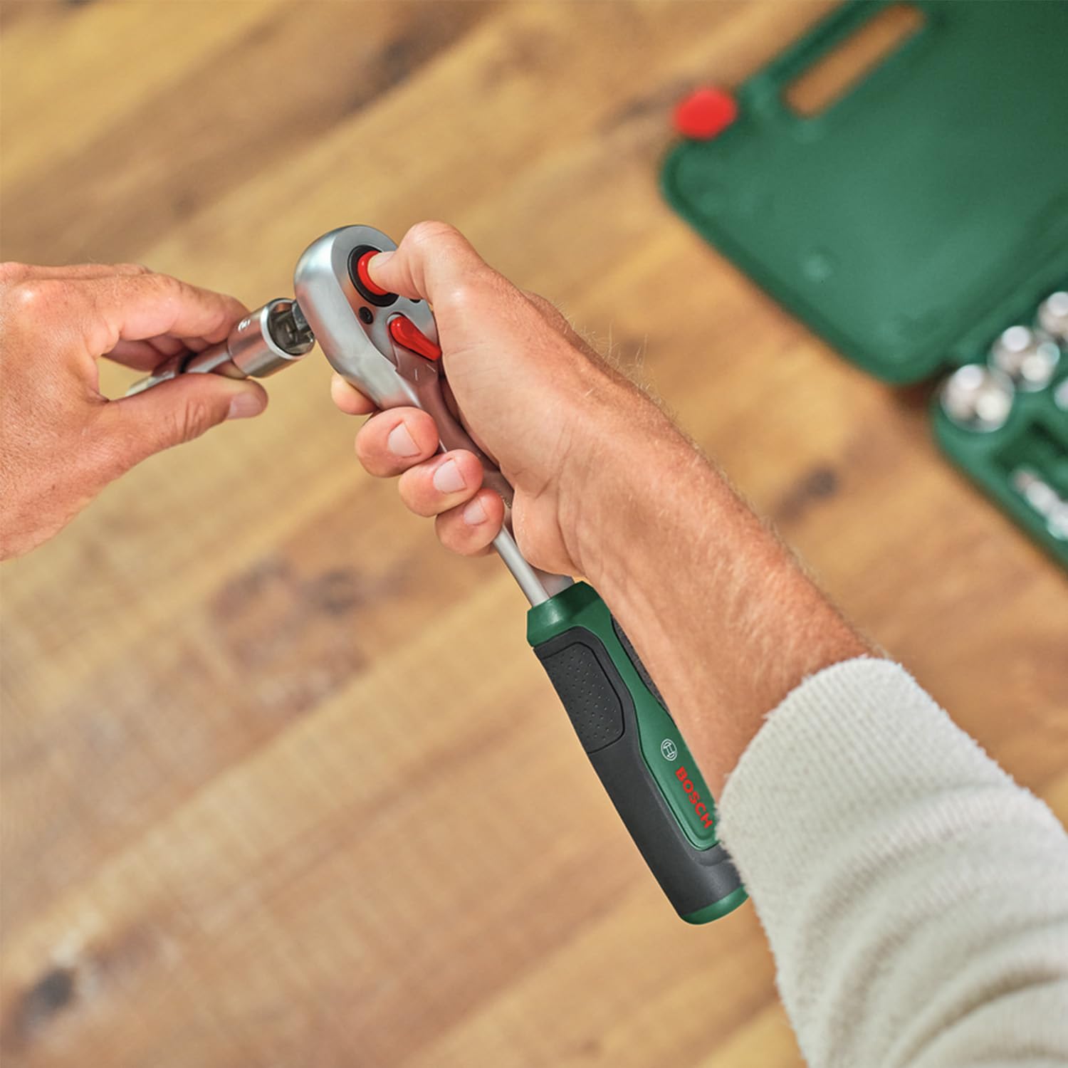 Bosch 1/2" Ratsche (Leistungsstarke Ratsche für vielfältige Heimwerkerarbeiten; Hohes Drehmoment bis 768 Nm; Verriegelungsknopf; Intuitiver Richtungswechsel; Gebogener Hals; Ergonomischer Softgrip)