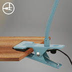 BRILONER - Schreibtischlampe mit Kabelschalter, Warmweiße Lichtfarbe, schwenkbar, Stecker, Leselampe, Klemmlampe, Klemmleuchte, Nachttischlampe, Leselicht Kinder, Bürolampe, 40cm hoch, Blau
