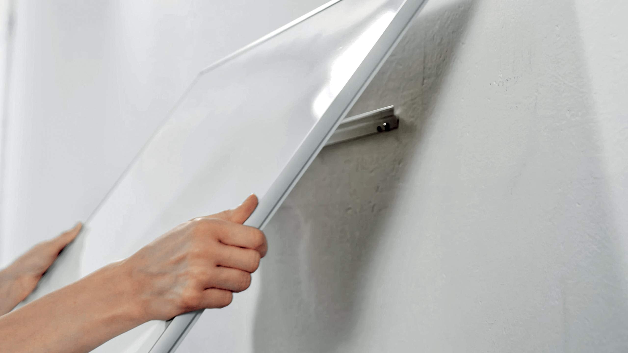 Nobo Magnetisches Emaillle-Whiteboard mit Stiftablage, 900 x 600 mm, Schlanker Zierrahmen, InvisaMount-Montagesystem, Impression Pro, Weiß, 1915395