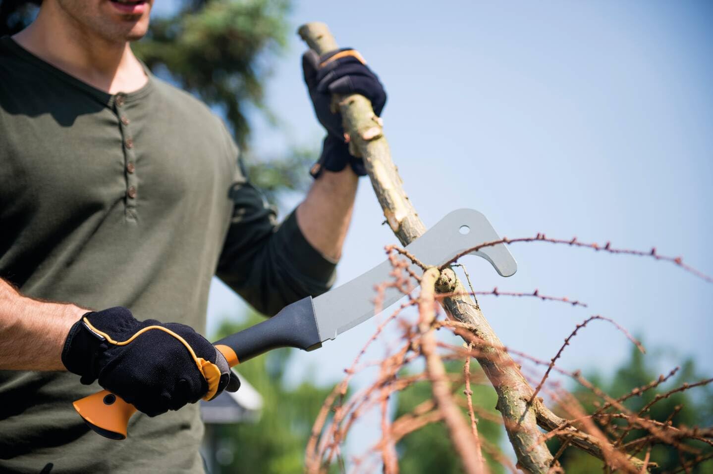 Fiskars Machete, Länge: 50,5 cm, Antihaftbeschichtet, Gehärtete Stahlklinge/Glasfaserverstärkter Kunststoffgriff, Inklusive Schutzhülle, Schwarz/Orange, WoodXpert, XA3, 1003609