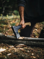 Fiskars Geschenk-Set - Universalaxt (44,5 cm, Karbonstahl & FSC-Holz) + Axtschärfer Schwarz, Hochwertiges Set für Hackarbeiten, Feuerholz & Outdoor 1052276