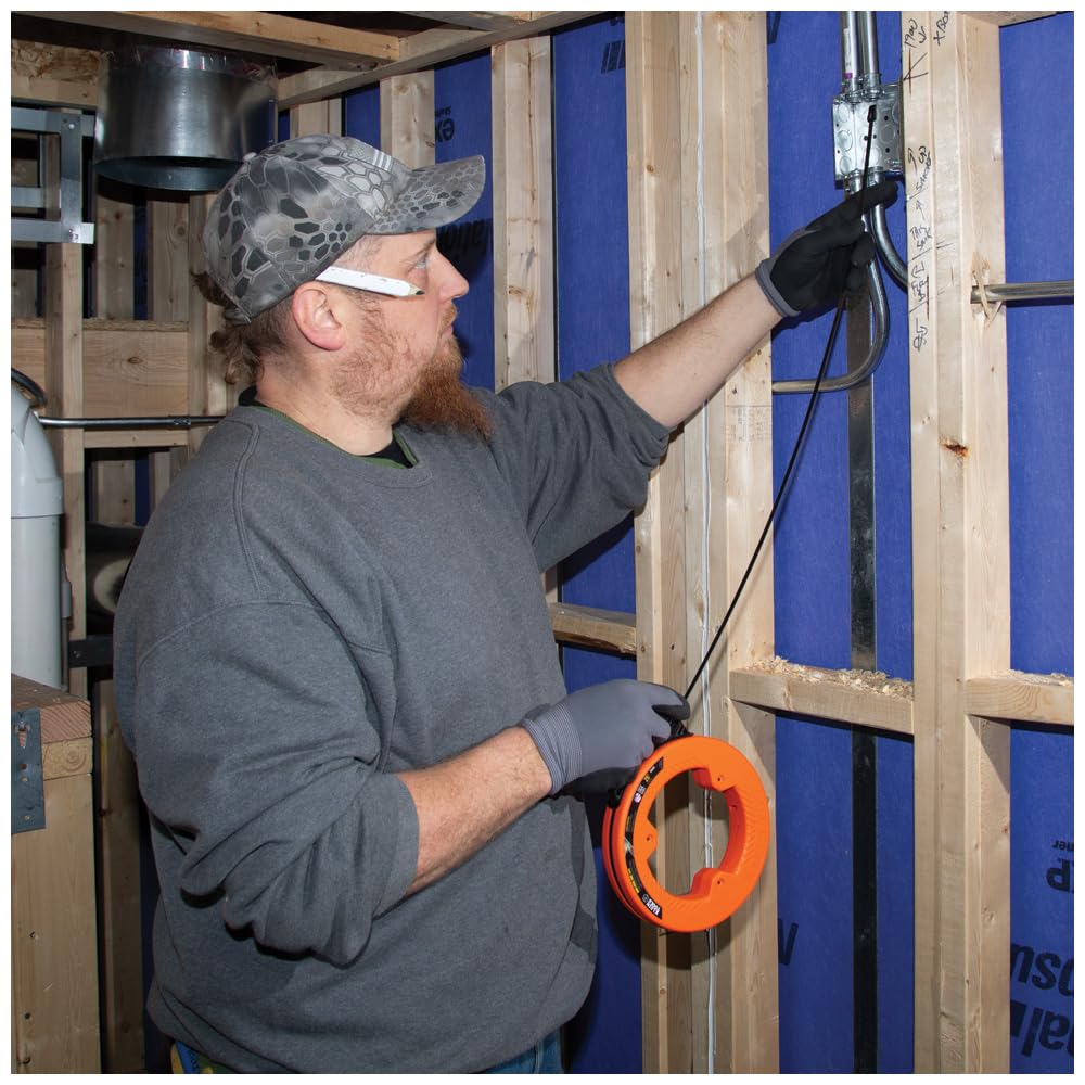 Klein Tools 56335 | Einziehband Federstahl 7,6 m | Elektriker Kabel-Einziehband mit Markierungen alle 30 cm | Strapazierfähig und flexibel | Griffiges, kompaktes Ziehband