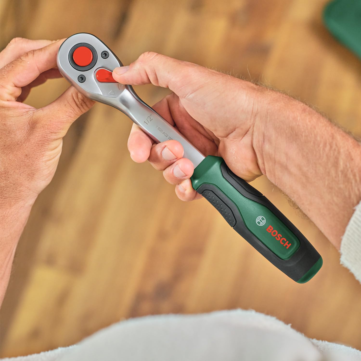 Bosch Ratschen Set 1/4" + 1/2", 57-teilig (Zwei robuste Ratschen; 55 Zubehöre; Hohes Drehmoment; Verriegelungsknopf; Intuitiver Richtungswechsel; Gebogener Hals; Ergonomischer Softgrip; Tragekoffer)