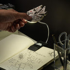 Star Wars Millennium Falcon Buchleuchte zum Anklippen, offiziell lizenziertes Disney-Leselicht, Clip-Lampen-Design mit flexiblem Kabel, mit ikonischem Han Solo Raumschiff, 3 Lichtmodi,