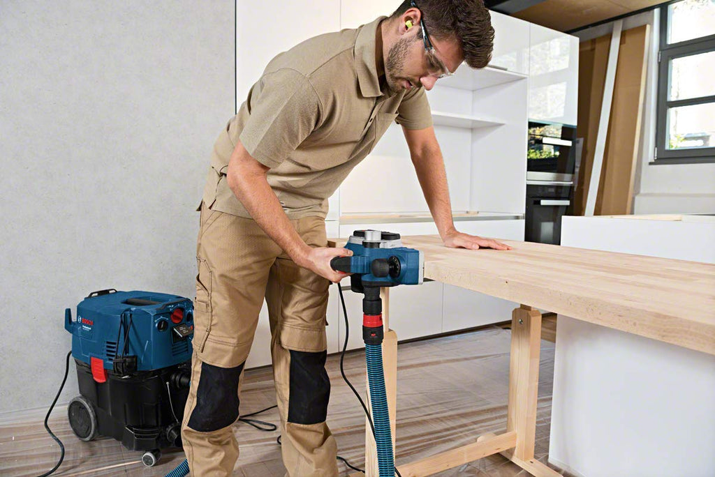 Bosch Professional Hobel GHO 26-82 D (Leistung 710 Watt, inkl. Parallelanschlag, Sechskantstiftschlüssel SW 2,5, Stoffstaubbeutel, Handwerkoffer)