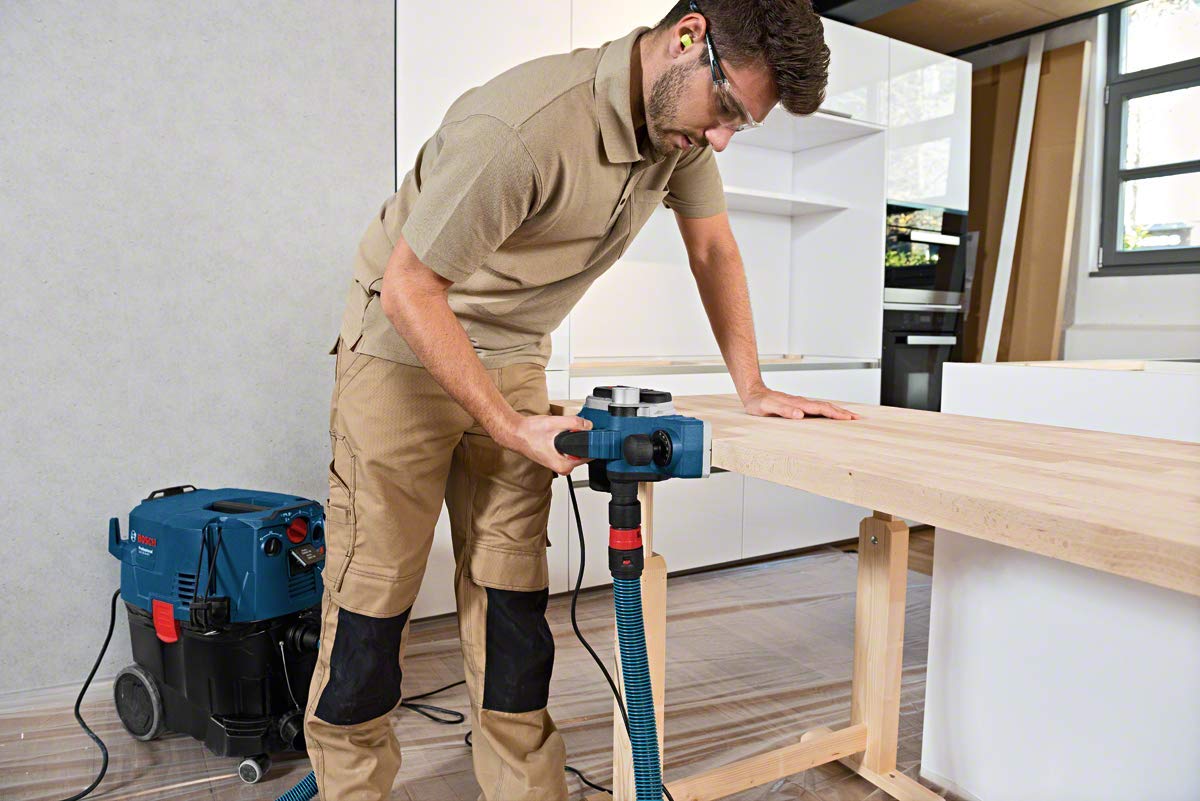 Bosch Professional Hobel GHO 26-82 D (Leistung 710 Watt, inkl. Parallelanschlag, Sechskantstiftschlüssel SW 2,5, Stoffstaubbeutel, Handwerkoffer)