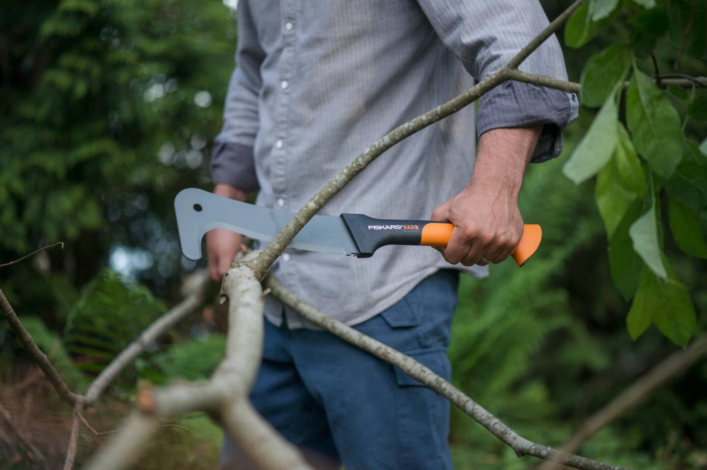 Fiskars Machete, Länge: 50,5 cm, Antihaftbeschichtet, Gehärtete Stahlklinge/Glasfaserverstärkter Kunststoffgriff, Inklusive Schutzhülle, Schwarz/Orange, WoodXpert, XA3, 1003609