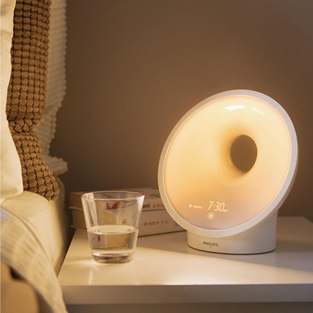 Philips Sleep & Wake-up Light, farbige Sonnenaufgangssimulation, 25 Lichtstärken, mehrere Töne und Musik, Mitternachtslicht, Entspannungs- und Atemfunktion (Modell HF3651/01)