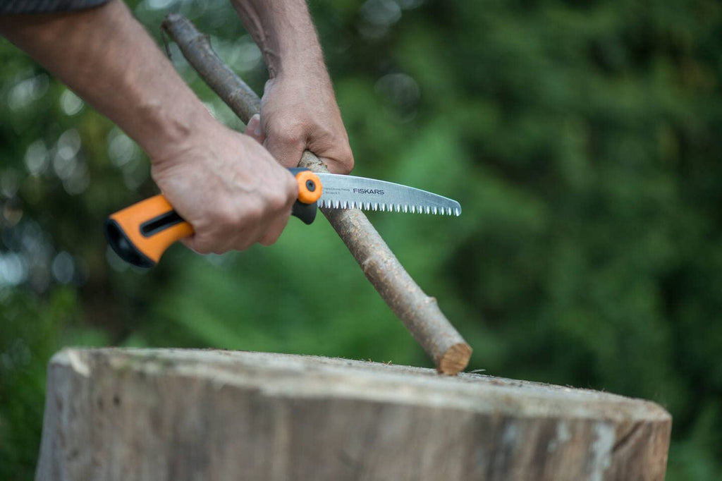 Fiskars Handsäge für frisches Holz, Grobzahnung, Sägeblattlänge: 16 cm, Einziehbar, Rostfreies Stahl-Sägeblatt, Schwarz/Orange, Xtract, SW73, Länge: 35 cm, 1000613