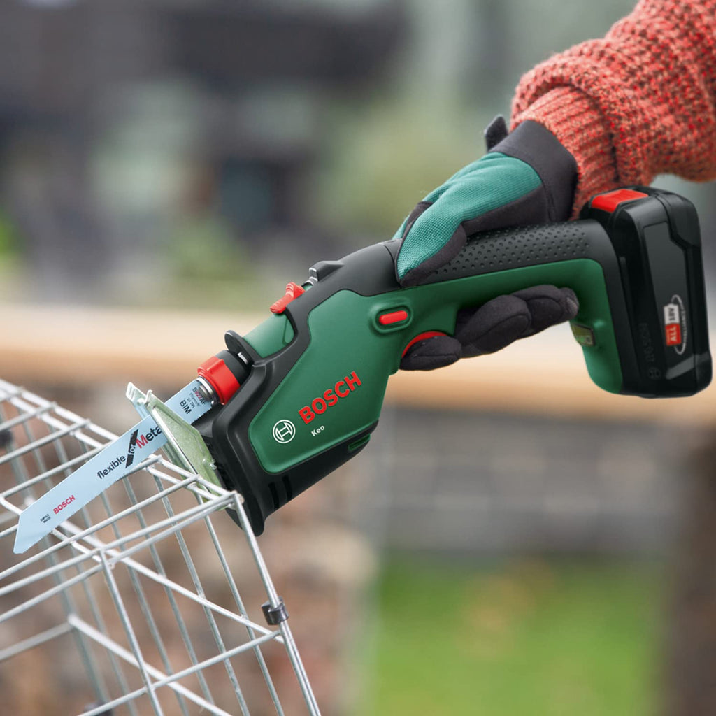 Bosch Akku-Gartensäge/Säbelsäge/Reciprosäge (ohne Akku, 18-Volt-System, Schneidekapazität 80 mm, mit Schweizer Präzisionssägeblatt für Holz, im Karton)
