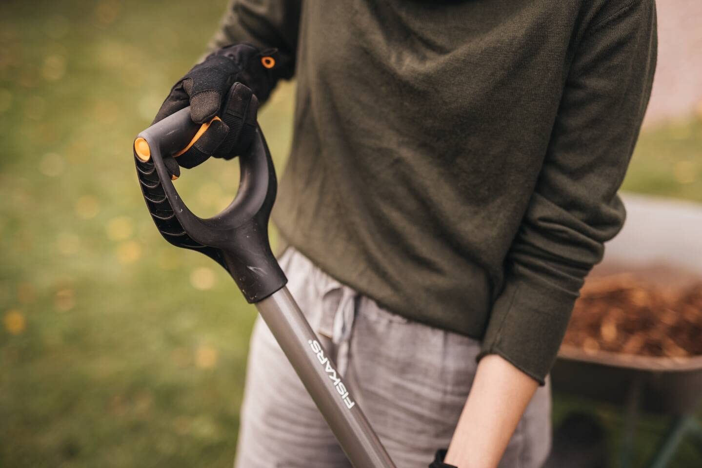 Fiskars Ergonomic Wurzelspaten, Spaten mit Sägezahnung zum Durchtrennen von Wurzeln, D-Griff, Borstahl/Kunststoff, 1066714