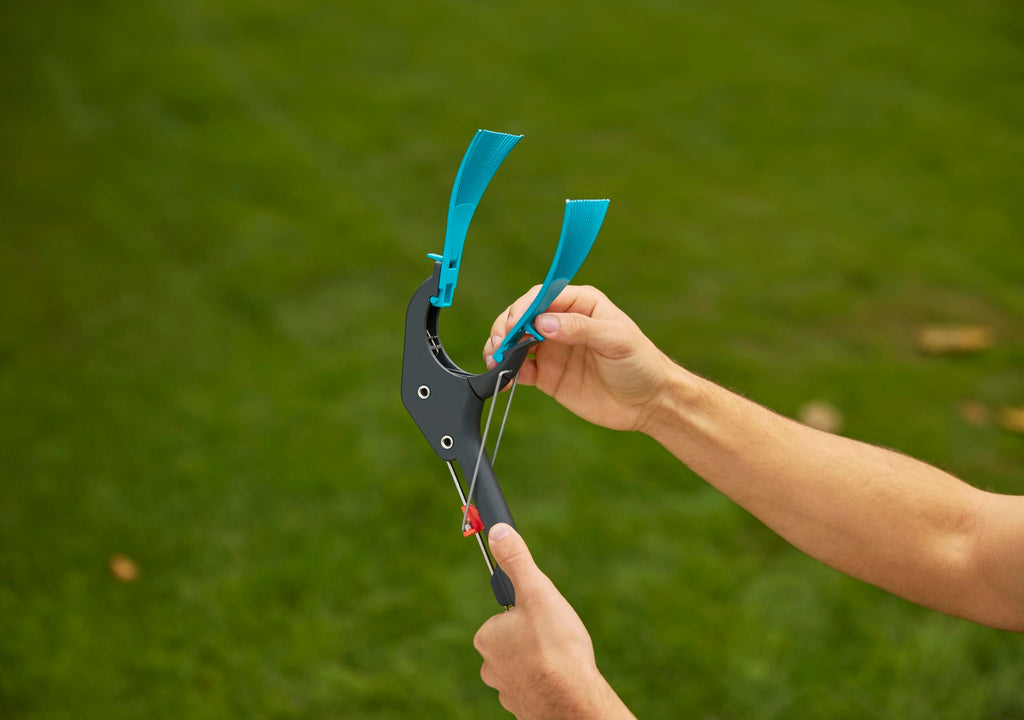 Gardena Greifer 4 in 1: ergonomische Greifzange, multifunktionales Gartengerät zum greifen, aufspießen, rechen und kratzen von Gartenabfällen (11700-88)