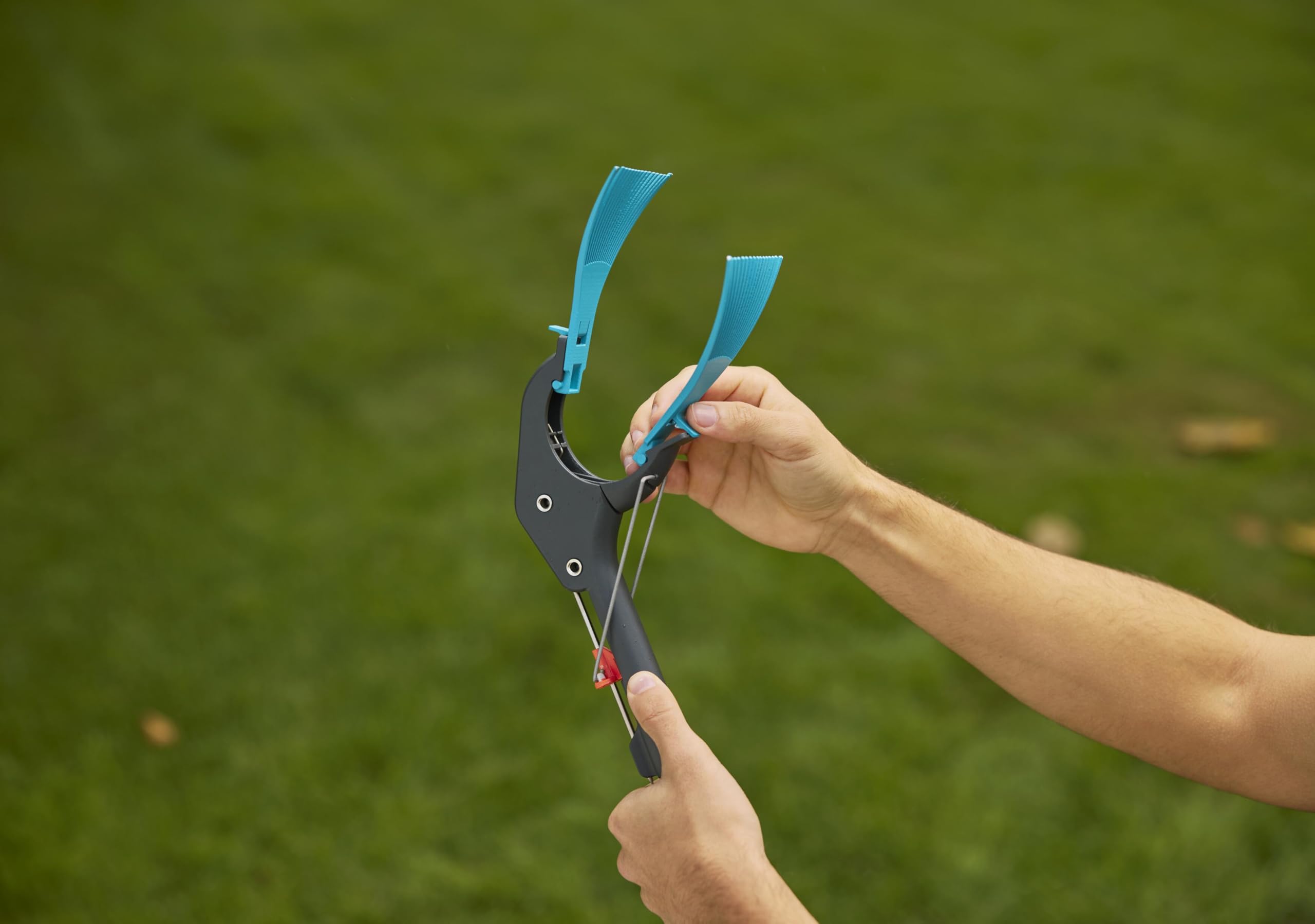 Gardena Greifer 4 in 1: ergonomische Greifzange, multifunktionales Gartengerät zum greifen, aufspießen, rechen und kratzen von Gartenabfällen (11700-88)