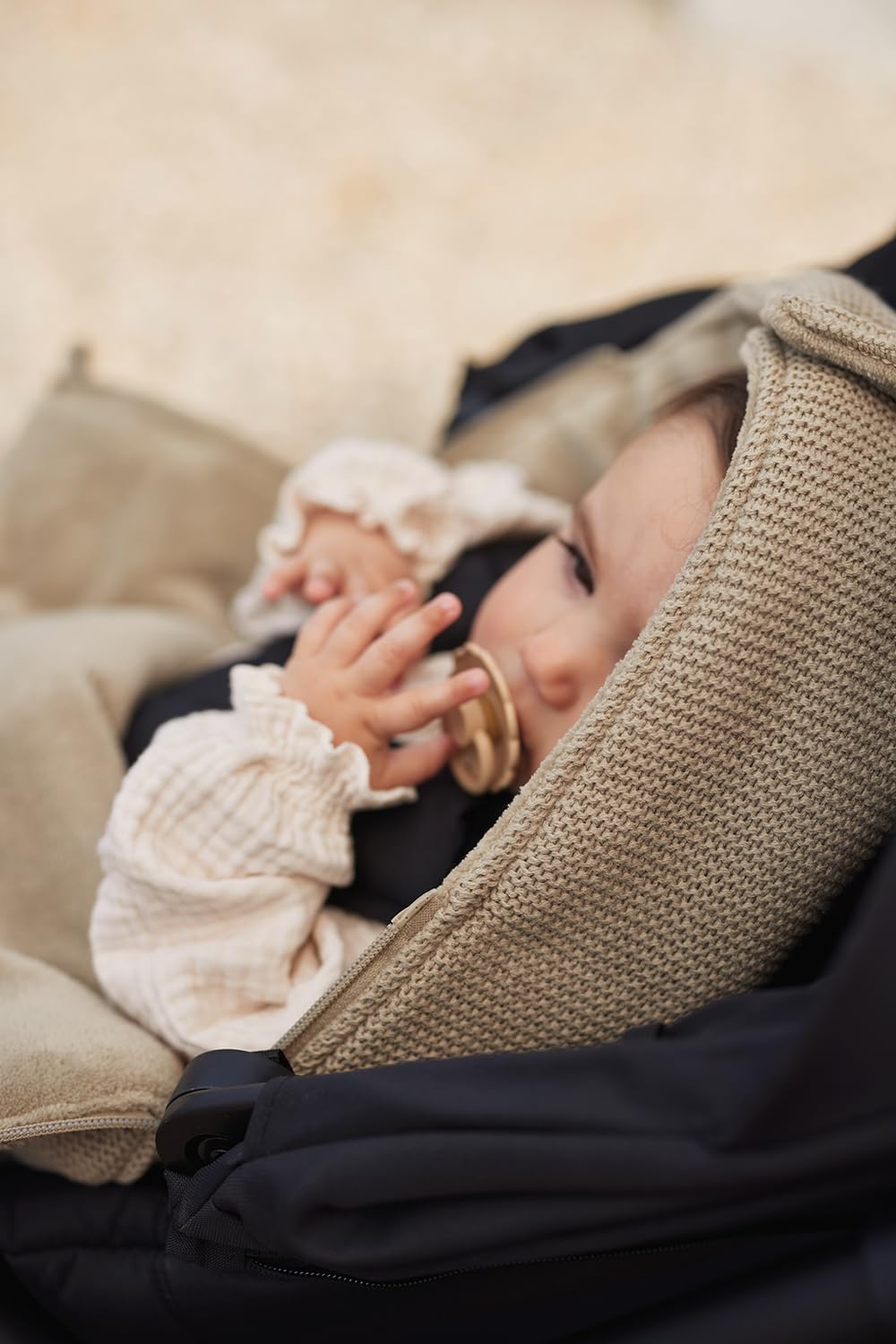 Jollein Fußsack Basic Knit Olive Green - Für Babyschale Kinderautositz Gruppe 0+ und Kinderwagen - Für 3-Punkt- und 5-Punkt-Gurt - Strickmuster und Fleece Futter - Olivgrün