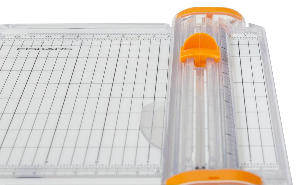 Fiskars Tragbare Papierschneidemaschine, SureCut, A5-Hochformat, A4-Querformat, Mit Schnittlinienführung, Weiß/Orange, 1077798