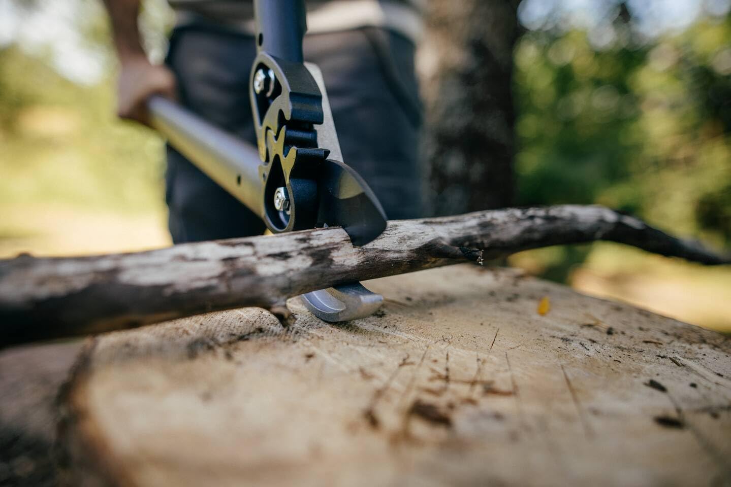 Fiskars PowerGear Amboss-Getriebeastschere für trockene Zweige und Äste, Schneide und stumpfes Gegenstück, Antihaftbeschichtet, Gehärteter Präzisionsstahl, Länge: 69 cm, Schwarz/Orange, L77, 1000583