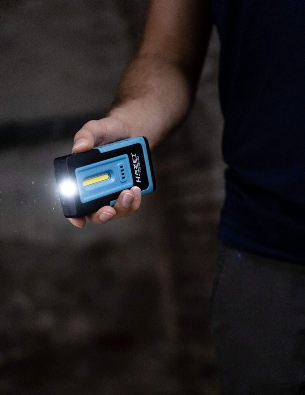Hazet LED Pocket-Light 1979N-82 I 180 Grad verstellbare, kompakte Werkstatt-Lampe mit hoher Leuchtleistung, stufenlos dimmbar, integrierte Haltemagneten zur Befestigung