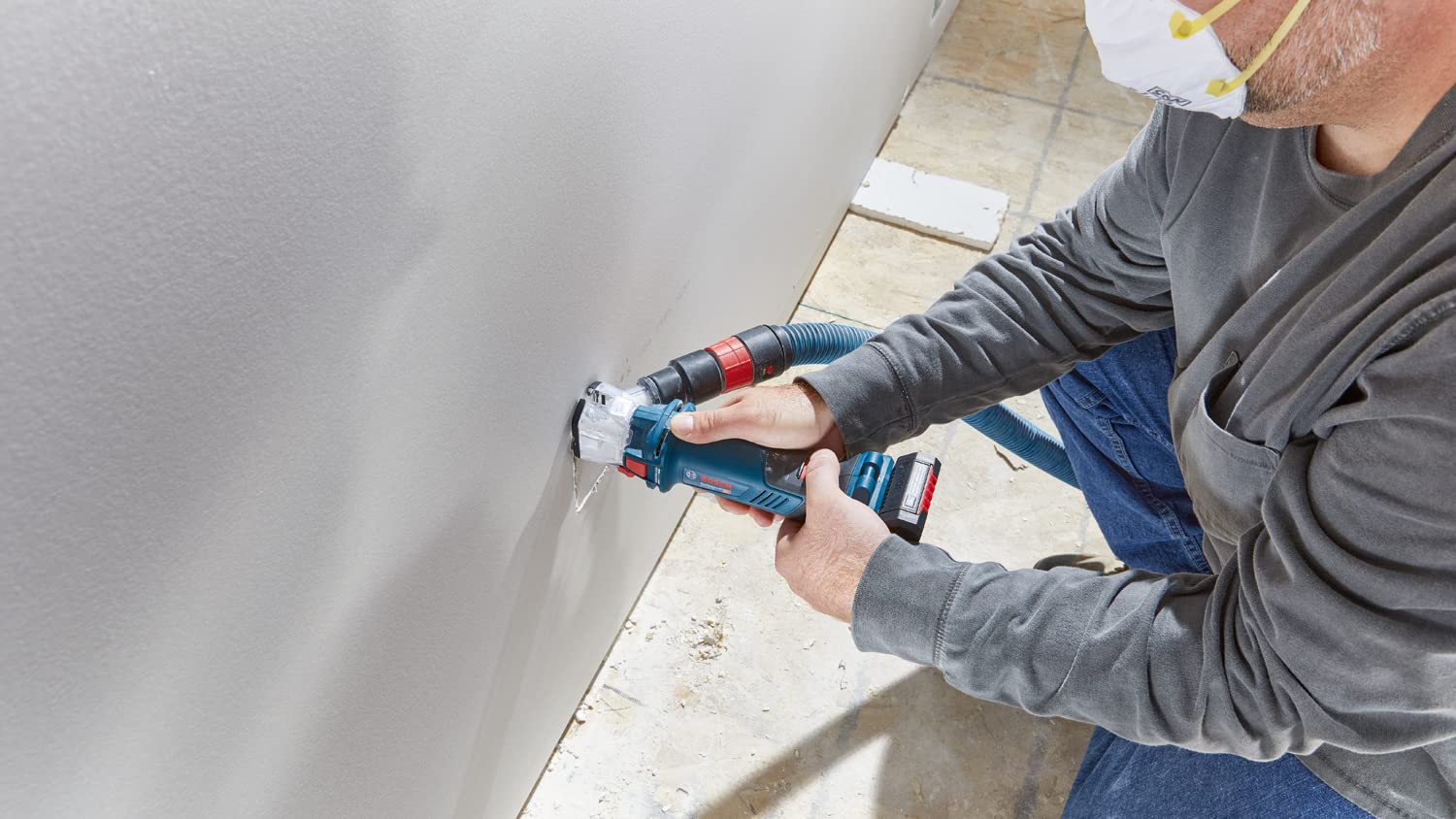 Bosch Professional 18V System Akku Spiralsäge GCU 18V-30 (inkl. 3x Spannzange, Absaugadapter, 1x Spiralnutfräser 1/8" und 1x Mehrzweckfräser 1/8", ohne Akku/Ladegerät)