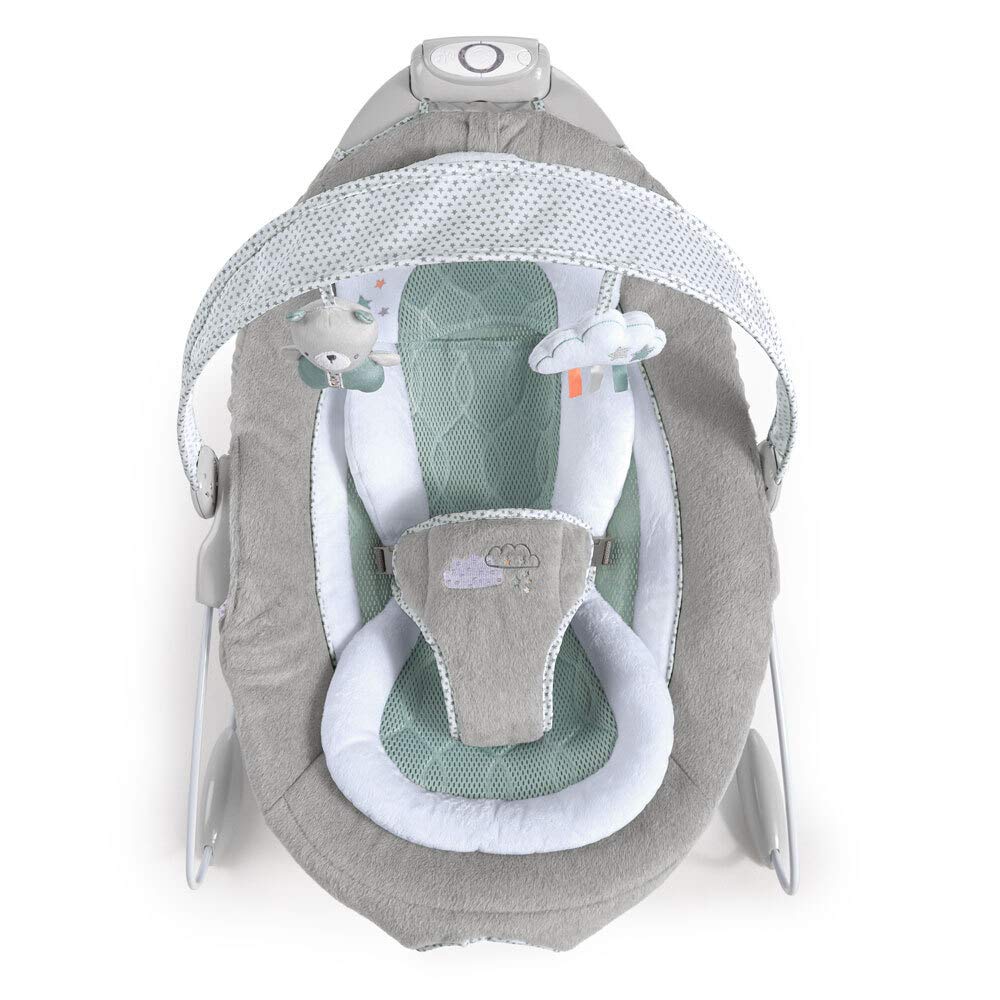 Ingenuity, Pemberton, automatische Babywippe Babyschaukel mit zwei Stufen, Sicherheitsgurt, luftdurchlässigem Material und 2 Plüschtieren