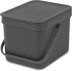 Brabantia Sort & Go Abfalleimer mit Deckel 6 L (grau), platzsparender Biomüll Behälter mit Griff, abnehmbarer, feststellbarer Deckel, leicht zu reinigender kleiner Mülleimer ohne Ecken und Ränder