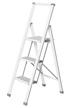 WENKO Leichte Aluminium Trittleiter mit 3 Stufen für 75 cm höheren Stand, rutschsichere XXL-Stufen, Design Klapptrittleiter, TÜV Süd Zertifiziert, 44 x 127 x 5,5 cm, Weiß