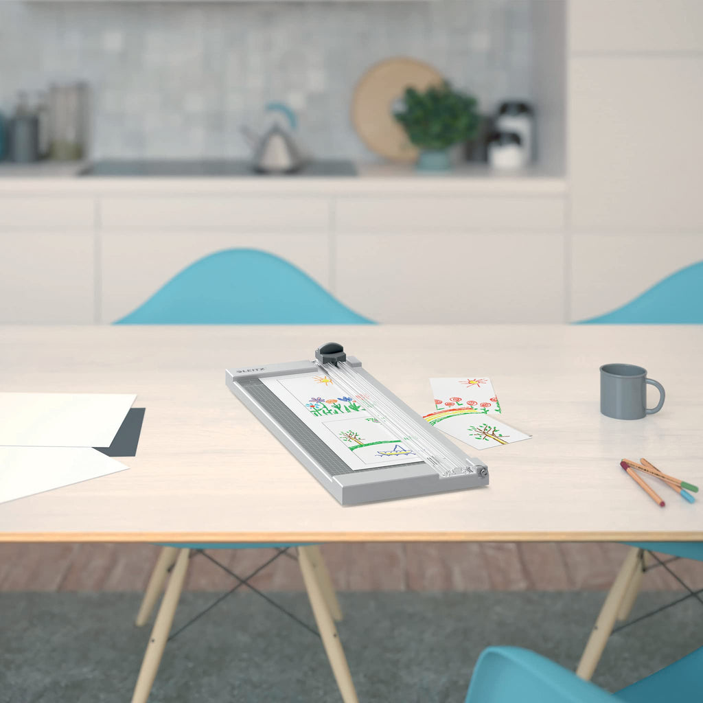 Leitz Home Papierschneider A4, Für bis zu 8 Blatt, Schneidemaschine mit 305 mm Schnittlänge, Scharfe, gehärtete Stahlklingen, Optimal für Heim-, Bastel- oder Hobbygebrauch, 90250000