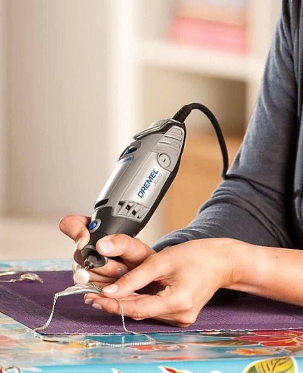 Dremel 3000 Multifunktionswerkzeug 130W, Set mit 15 Zubehörteilen, Variable Drehzahl 10.000-33.000 U/min zum Schneiden, Schleifen, Gravieren, Polieren, Schärfen, Reinigen, Schnitzen