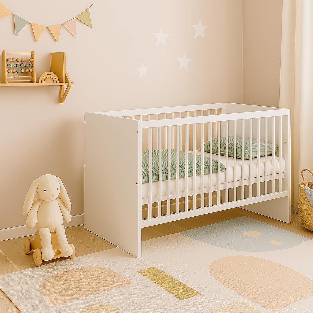 KMbaby Babybett TANY Weiß 120 x 60 cm mit Matratze - Baby Kinderbett Gitterbett mit Lattenrost 3 Stufen Höhenverstellbar - Lackiertes Kiefernholz