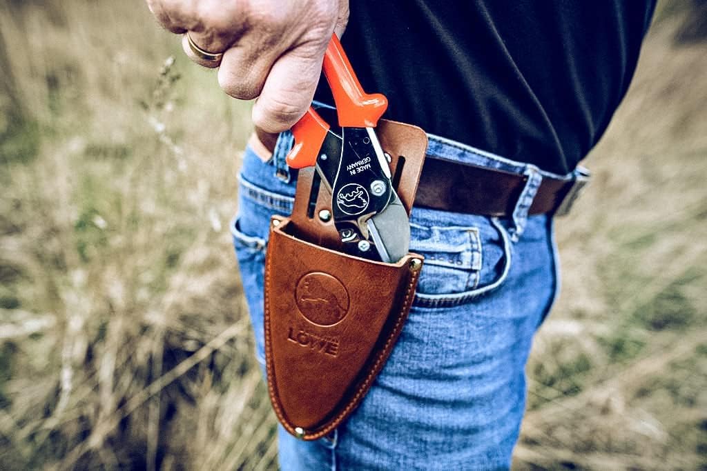 Original LÖWE Leder Premium Holster - 9809 | Gürteltasche braun für Gartenschere mit Gürtel-Clip zur Aufbewahrung am Gürtel oder Hosentasche | Made in Germany | 100% echtes Leder