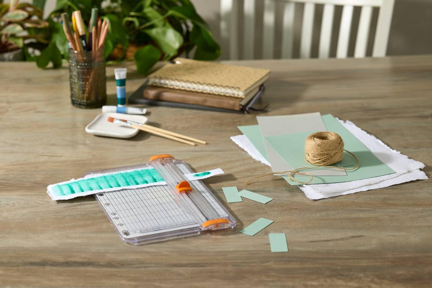 Fiskars Tragbare Papierschneidemaschine, SureCut, A5-Hochformat, A4-Querformat, Mit Schnittlinienführung, Weiß/Orange, 1077798