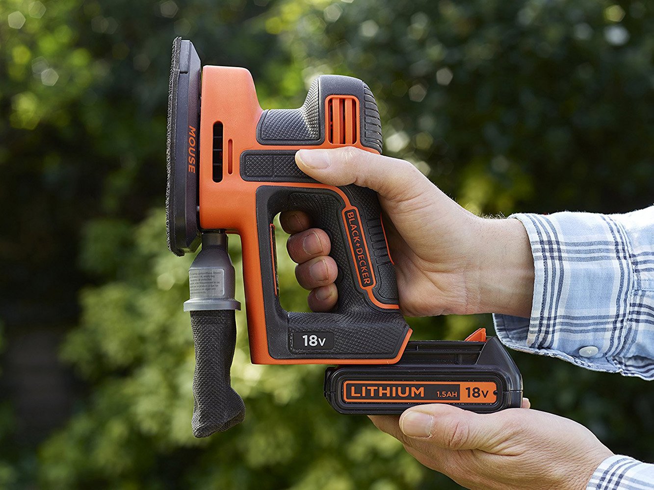 BLACK+DECKER Akku-Dreieckschleifer Mouse (18V, 1.5 Ah, inkl. 400mA Ladegerät, Fingerschleifer-Aufsatz, 3x Schleifgitter, 2x Fingerschleifgitter, Staubfangbehälter, in Werkzeugtasche) BDCDS18-QW