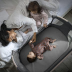Maxi-Cosi Iora Air Beistellbett Baby, Co-Sleeper mit Allround-Netzgewebe, 0–6 Monate (9 kg), Schaukelmodus,5 Höhenstufen, Leichtes Schieben, Leicht zu Tragen, 2 Räder, Beyond Grey