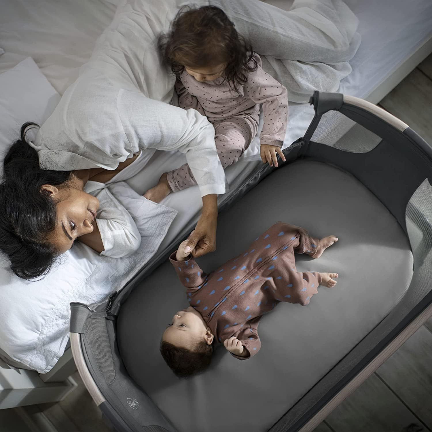 Maxi-Cosi Iora Air Beistellbett Baby, Co-Sleeper mit Allround-Netzgewebe, 0–6 Monate (9 kg), Schaukelmodus,5 Höhenstufen, Leichtes Schieben, Leicht zu Tragen, 2 Räder, Beyond Grey