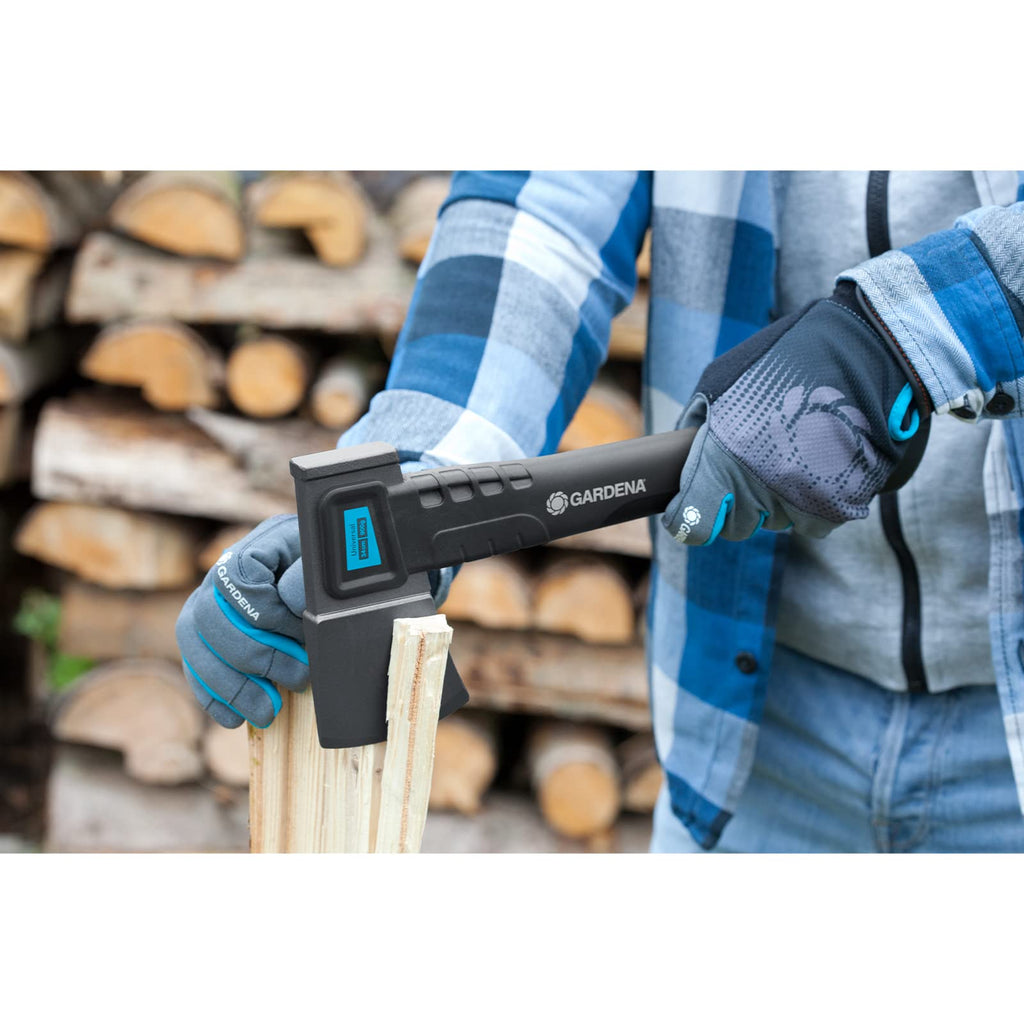 Gardena Universalbeil 900 B: Handliches Beil für Garten und Outdooraktivitäten, für die Herstellung von Anzündholz, Spezialbeschichtung (8713-48)