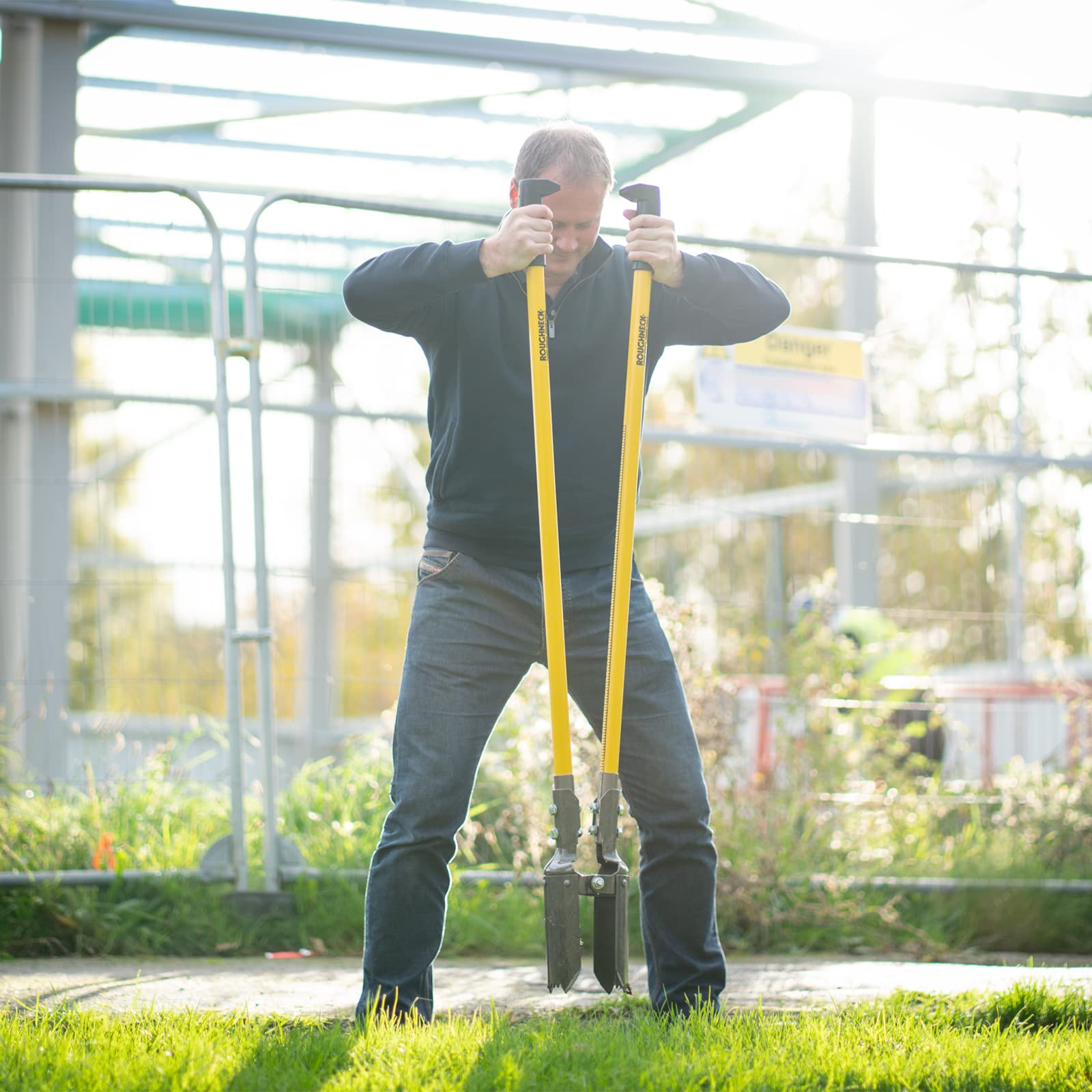 Roughneck Sharp-Edge Pfostenlochspaten – Stabiler Fiberglasgriff mit gezackten Stahlklingen und Tiefenmesser für Zaun-, Landschafts- und Erdarbeiten – 1,46 m (57½ Zoll)