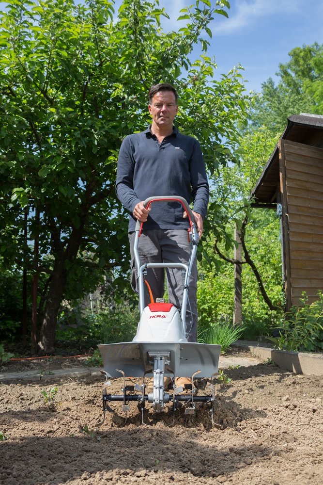 IKRA Elektro Bodenhacke Kultivator FEM1500, flexible Arbeitsbreite 17-45cm, Arbeitstiefe bis 23cm