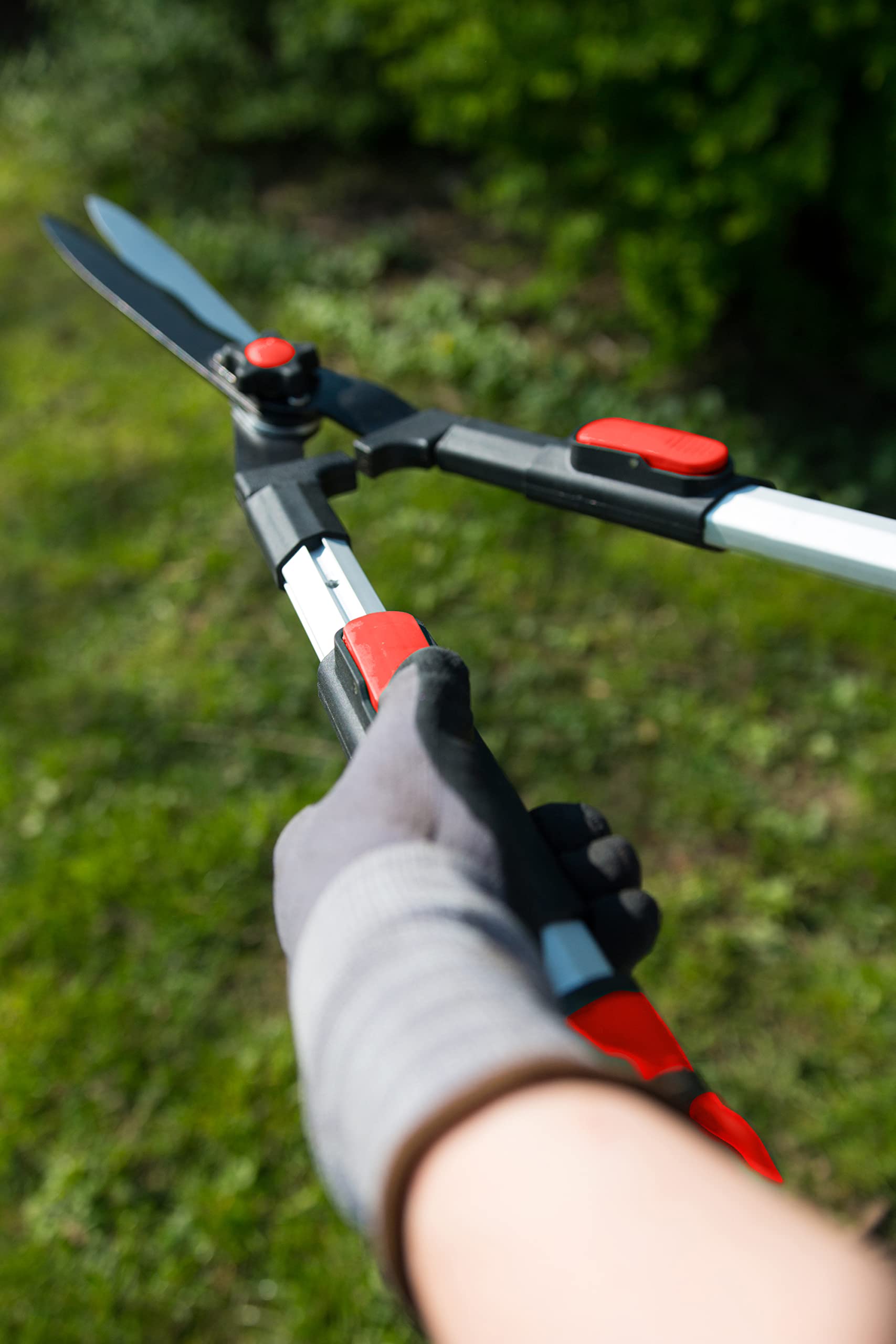 Meister Heckenschere - 2K-Teleskopgriffe - Extra lange Schneide - Wellenschliff & Antihaft-Beschichtung - Zum Zurückschneiden von Heckenpflanzen / Buchsschere / Gartenschere / Beidhandschere / 9769100, silber,schwarz,grün