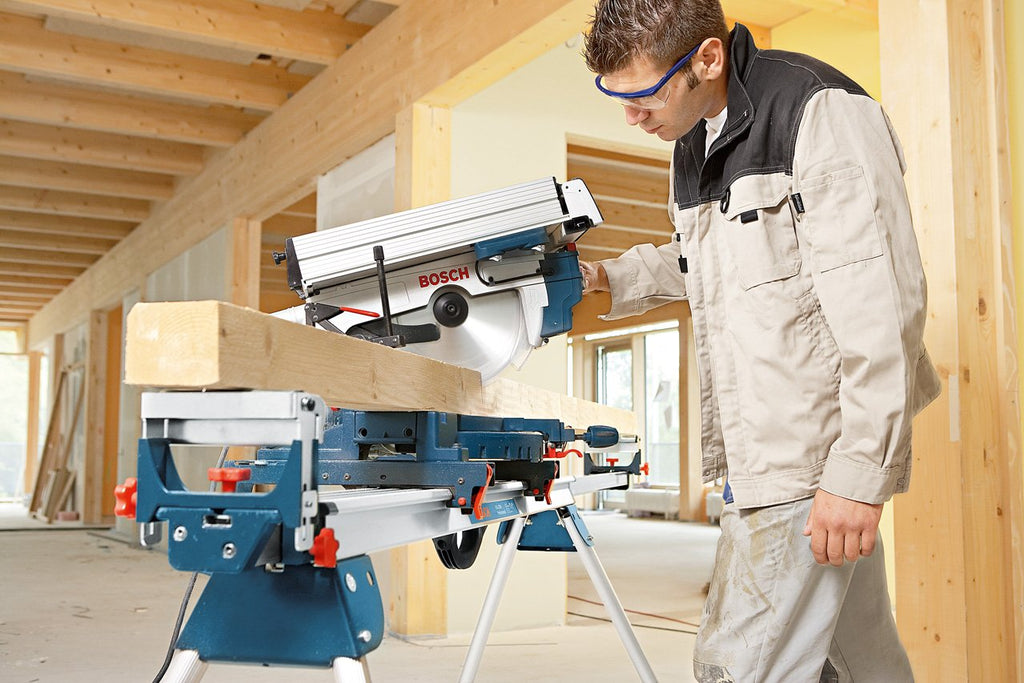 Bosch Professional Kappsäge / Kombinationssäge GTM 12 JL (Sägeblatt-Ø: 305mm , inkl. 1x Kreissägeblatt, Schiebestock)