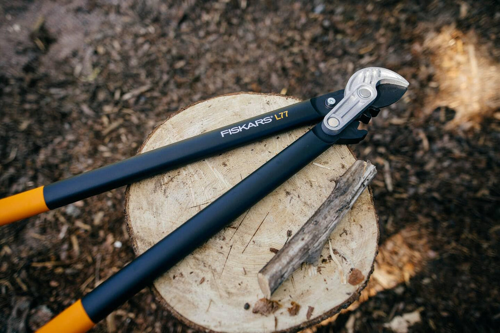 Fiskars PowerGear Amboss-Getriebeastschere für trockene Zweige und Äste, Schneide und stumpfes Gegenstück, Antihaftbeschichtet, Gehärteter Präzisionsstahl, Länge: 69 cm, Schwarz/Orange, L77, 1000583