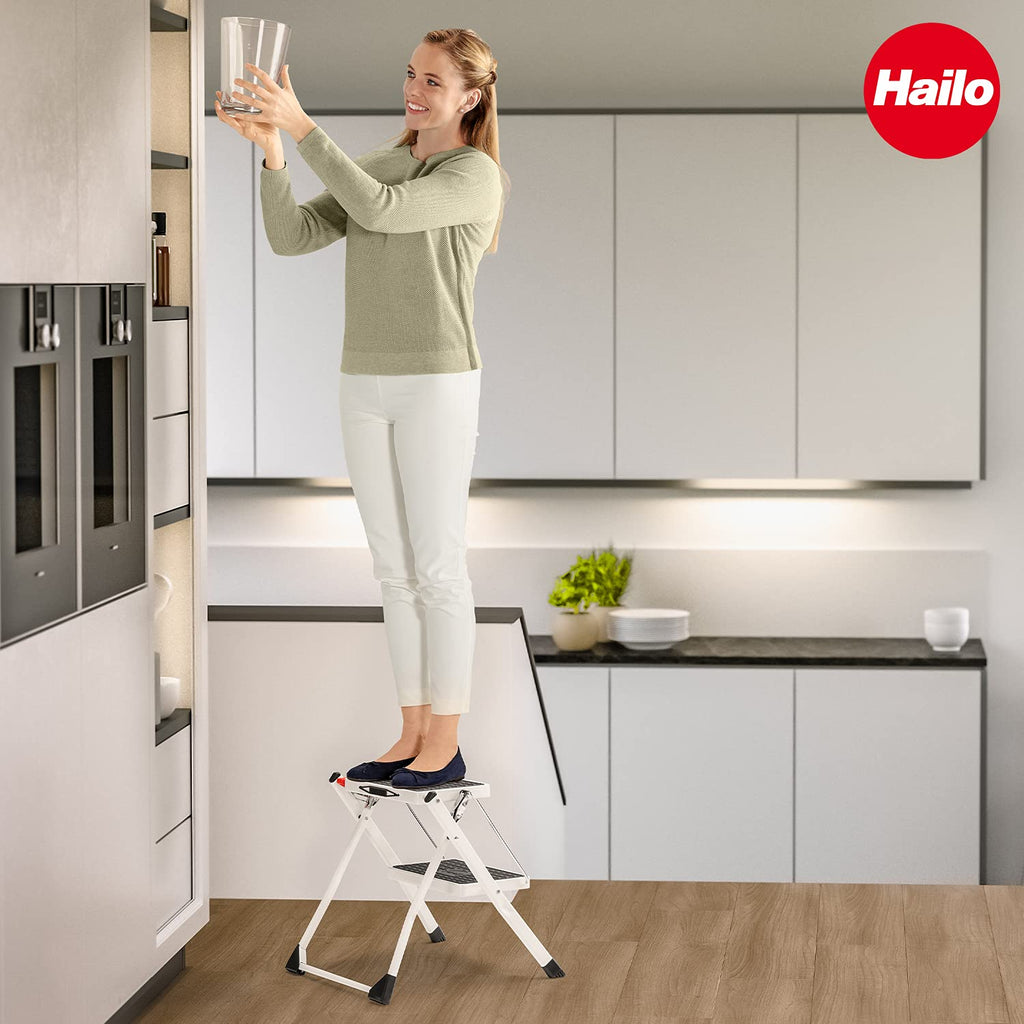 Hailo MK60 Mini Stahl-Trittleiter - 2 große Stufen mit Anti-Rutsch-Matten bis 150kg - Klappsicherung mit Entriegelungstaste - Tragegriff - Klapptrittleiter rostfrei und einfach zu verstauen - weiß