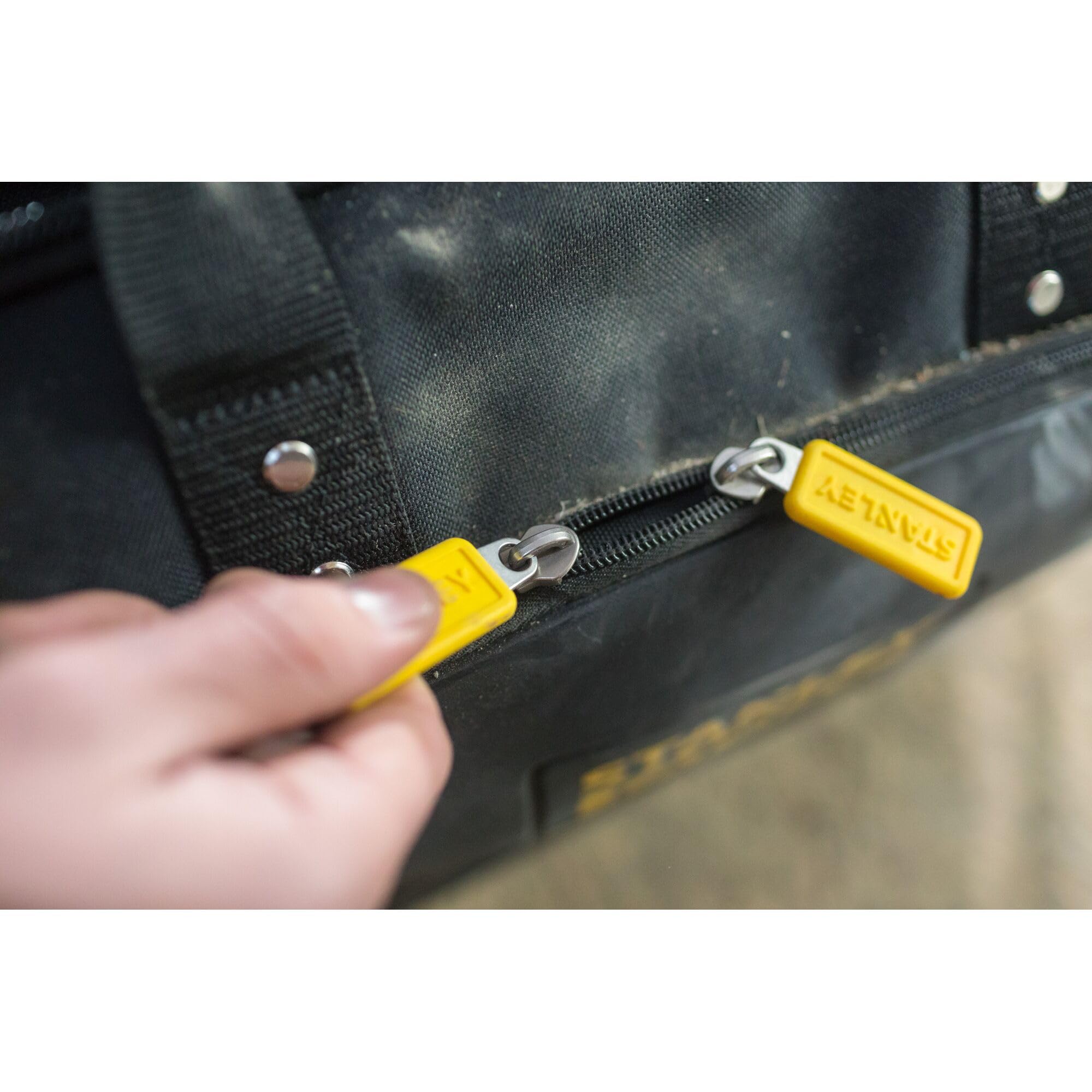 STANLEY FatMax Arbeitsrucksack (Werkzeugrucksack für die Baustelle & Werkstatt, praktische & übersichtliche Innenaufteilung, wasserdichter Kunststoffboden, gepolsterter Rücken) FMST1-80144