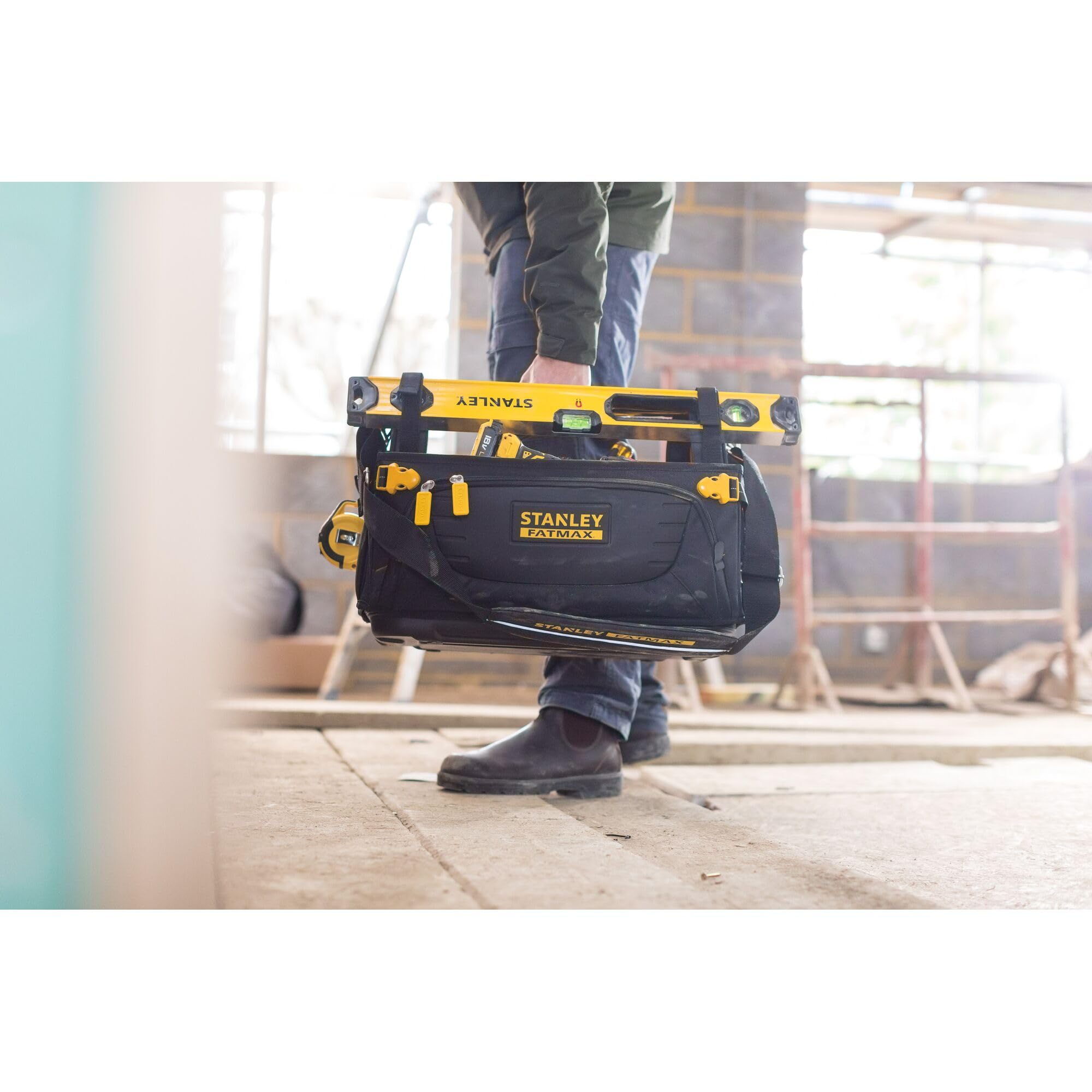 STANLEY FatMax Werkzeugtrage - Werkzeugtasche aus strapazierfähigen 600er Denier Nylon, schneller Zugriff auf das Werkzeug, mit rutschfestem Stahlgriff, verschließbare Seitenteile - FMST1-80146