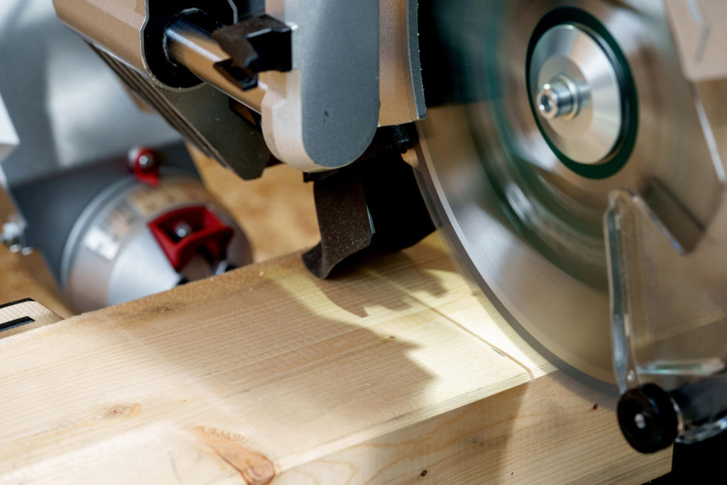 metabo Kappsäge KGSV 216 MC - 1200 W, 216 mm Sägeblatt - Mit Zugfunktion, LED-Schnittlinie, variable Drehzahl, beidseitig neigbar, kompakt, exakte Schnitte, Spanabsaugung - Für Holz, Alu, Kunststoff
