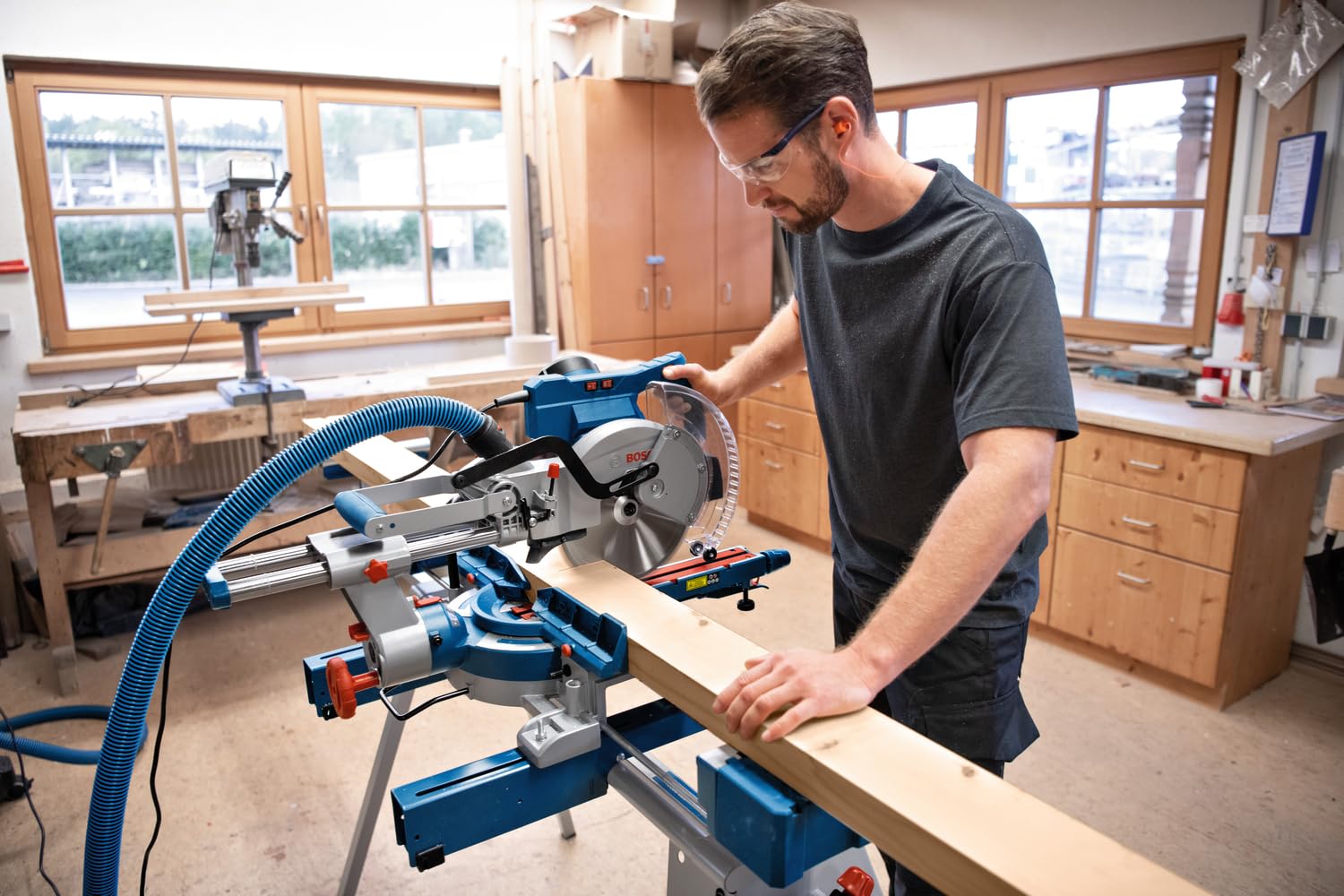 Bosch Professional Kapp- und Gehrungssäge GCM 305-254 D (schneidet bis zu 90 x 305mm, inkl. 1x Kreissägeblatt, 2x Werkstückauflage, Staubbeutel, Klemme)