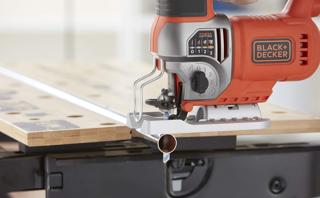 Black+Decker Elektronik-Pendelhub-Stichsäge (650 Watt, 19mm Hublänge, max. 90 mm Schnitttiefe, 3 Pendelhubstufen für vielseitigen Einsatz, variable Hubzahl, inkl. 2 Sägeblätter + Koffer) BES610K