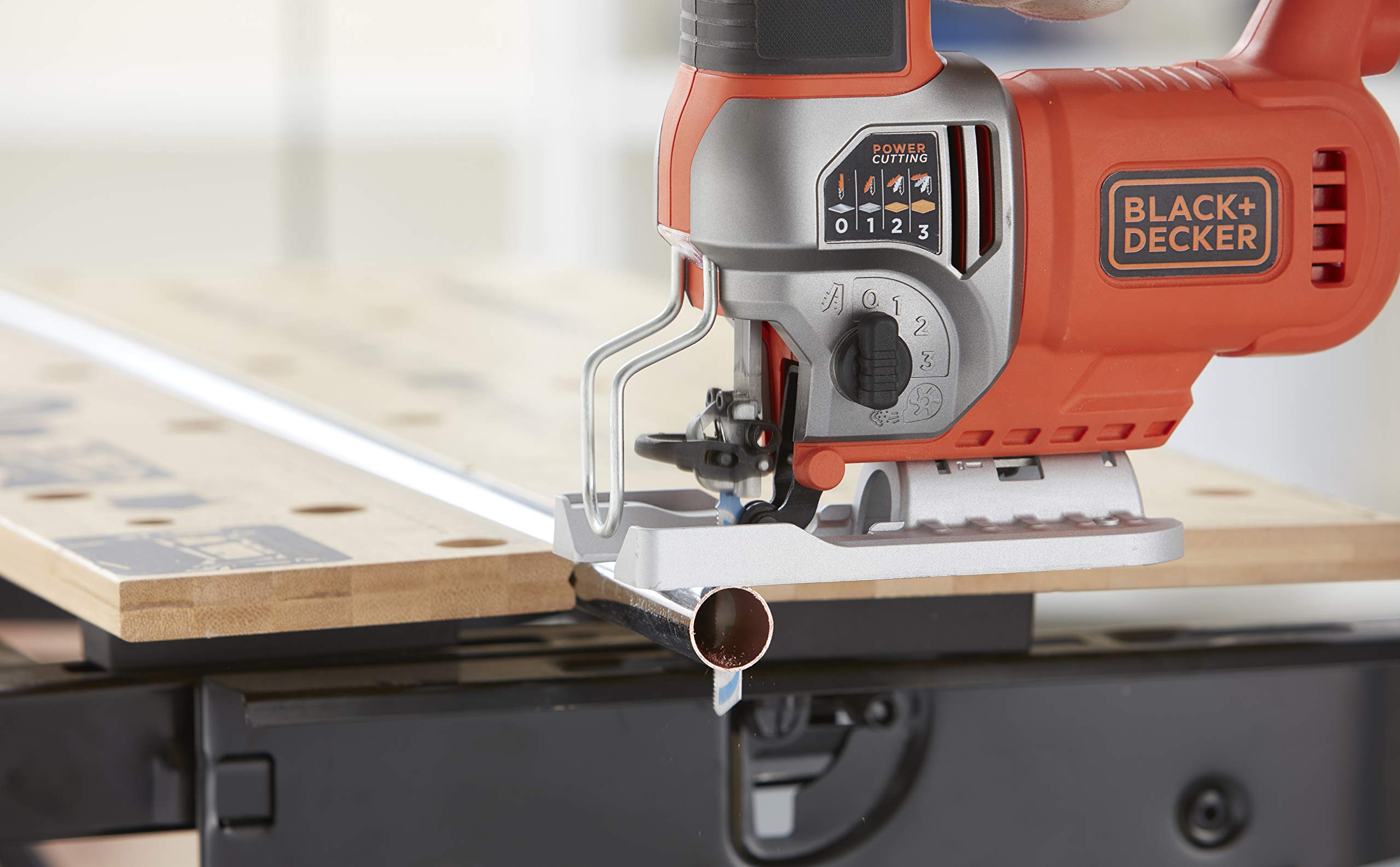 Black+Decker Elektronik-Pendelhub-Stichsäge (650 Watt, 19mm Hublänge, max. 90 mm Schnitttiefe, 3 Pendelhubstufen für vielseitigen Einsatz, variable Hubzahl, inkl. 2 Sägeblätter + Koffer) BES610K